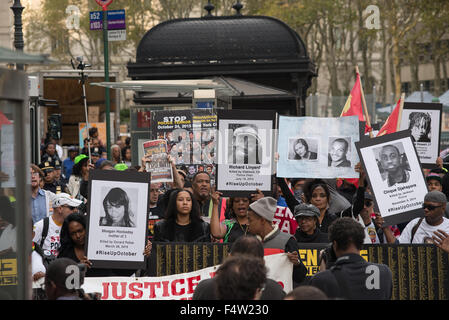 Brookyn, Vereinigte Staaten von Amerika. 22. Oktober 2015. Demonstranten marschieren entlang Court Street in der Innenstadt von Brooklyn. Demonstranten versammelten sich in Cadman Plaza in der Innenstadt von Brooklyn und marschierten zu Barclays Center zum protest gegen Polizeigewalt als Bestandteil einer bundesweiten Serie von Protesten. Bildnachweis: Albin Lohr-Jones/Pacific Press/Alamy Live-Nachrichten Stockfoto