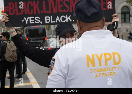 Brookyn, Vereinigte Staaten von Amerika. 22. Oktober 2015. Ein Demonstrator stellt ein NYPD Community Affairs Officer. Demonstranten versammelten sich in Cadman Plaza in der Innenstadt von Brooklyn und marschierten zu Barclays Center zum protest gegen Polizeigewalt als Bestandteil einer bundesweiten Serie von Protesten. Bildnachweis: Albin Lohr-Jones/Pacific Press/Alamy Live-Nachrichten Stockfoto