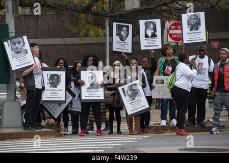 Brookyn, Vereinigte Staaten von Amerika. 22. Oktober 2015. Eine Gruppe von Demonstranten kommen Cadman Plaza. Demonstranten versammelten sich in Cadman Plaza in der Innenstadt von Brooklyn und marschierten zu Barclays Center zum protest gegen Polizeigewalt als Bestandteil einer bundesweiten Serie von Protesten. Bildnachweis: Albin Lohr-Jones/Pacific Press/Alamy Live-Nachrichten Stockfoto