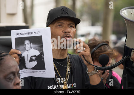 Brookyn, Vereinigte Staaten von Amerika. 22. Oktober 2015. Demonstranten versammelten sich in Cadman Plaza in der Innenstadt von Brooklyn und marschierten zu Barclays Center zum protest gegen Polizeigewalt als Bestandteil einer bundesweiten Serie von Protesten. Bildnachweis: Albin Lohr-Jones/Pacific Press/Alamy Live-Nachrichten Stockfoto