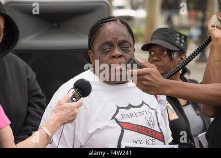 Brookyn, Vereinigte Staaten von Amerika. 22. Oktober 2015. Juanita Young befasst sich mit die Masse in Cadman Plaza. Demonstranten versammelten sich in Cadman Plaza in der Innenstadt von Brooklyn und marschierten zu Barclays Center zum protest gegen Polizeigewalt als Bestandteil einer bundesweiten Serie von Protesten. Bildnachweis: Albin Lohr-Jones/Pacific Press/Alamy Live-Nachrichten Stockfoto