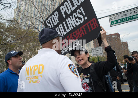 Brookyn, Vereinigte Staaten von Amerika. 22. Oktober 2015. Ein Demonstrator stellt einen NYPD Community Affairs Officer. Demonstranten versammelten sich in Cadman Plaza in der Innenstadt von Brooklyn und marschierten zu Barclays Center zum protest gegen Polizeigewalt als Bestandteil einer bundesweiten Serie von Protesten. Bildnachweis: Albin Lohr-Jones/Pacific Press/Alamy Live-Nachrichten Stockfoto