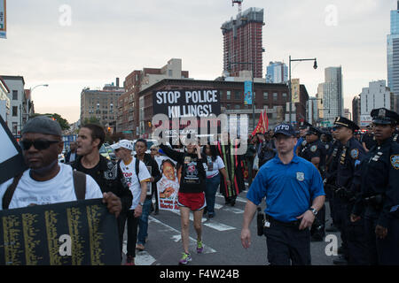 Brookyn, Vereinigte Staaten von Amerika. 22. Oktober 2015. Demonstranten in der Nähe von Barclays Center. Demonstranten versammelten sich in Cadman Plaza in der Innenstadt von Brooklyn und marschierten zu Barclays Center zum protest gegen Polizeigewalt als Bestandteil einer bundesweiten Serie von Protesten. Bildnachweis: Albin Lohr-Jones/Pacific Press/Alamy Live-Nachrichten Stockfoto