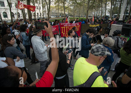 Brookyn, Vereinigte Staaten von Amerika. 22. Oktober 2015. Rallye-Teilnehmer hören, wie ein Lautsprecher befasst sich mit ihnen. Demonstranten versammelten sich in Cadman Plaza in der Innenstadt von Brooklyn und marschierten zu Barclays Center zum protest gegen Polizeigewalt als Bestandteil einer bundesweiten Serie von Protesten. Bildnachweis: Albin Lohr-Jones/Pacific Press/Alamy Live-Nachrichten Stockfoto