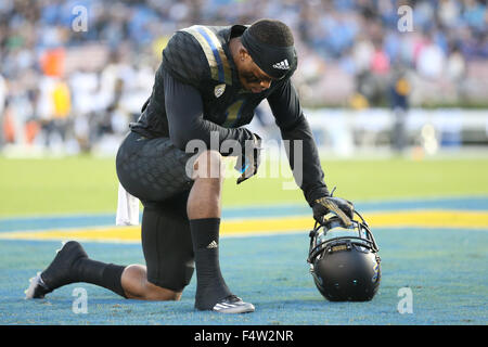 Pasadena, CA. 22. Oktober 2015. UCLA Bruins defensive zurück Ishmael Adams #1 im Gebet vor dem Spiel zwischen den Cal Bears und die UCLA Bruins und der Rose Bowl in Pasadena, CA. Fotograf kniet: Peter Joneleit/Cal Sport Media/Alamy Live News Stockfoto