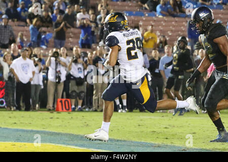 Pasadena, CA. 22. Oktober 2015. California Golden Bears Runningback Khalfani Muhammad #29 erhält einen Touchdown im Spiel zwischen den Cal Bears und die UCLA Bruins und der Rose Bowl in Pasadena, CA. Fotograf: Peter Joneleit/Cal Sport Media/Alamy Live News Stockfoto