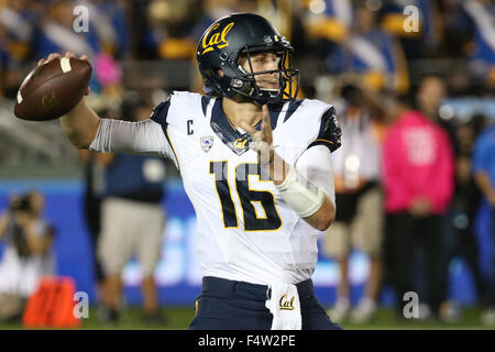 Pasadena, CA. 22. Oktober 2015. California Golden Bears Quarterback Jared Goff #16 macht einen Pass versuchen, das Spiel zwischen den Cal Bears und die UCLA Bruins und der Rose Bowl in Pasadena, CA. Fotograf: Peter Joneleit/Cal Sport Media/Alamy Live News Stockfoto