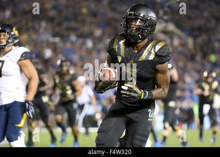 Pasadena, CA. 22. Oktober 2015. UCLA Bruins Wide Receiver Devin Fuller #7 erhält einen Touchdown für die Bruins im Spiel zwischen den Cal Bears und die UCLA Bruins und der Rose Bowl in Pasadena, CA. Fotograf: Peter Joneleit/Cal Sport Media/Alamy Live News Stockfoto