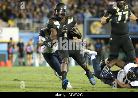 Pasadena, CA. 22. Oktober 2015. UCLA Bruins Runningback Soso Jamabo #1 gelingt es, einige entziehen wäre Laufspielzüge im Spiel zwischen den Cal Bears und die UCLA Bruins und der Rose Bowl in Pasadena, CA. Fotograf: Peter Joneleit/Cal Sport Media/Alamy Live News Stockfoto