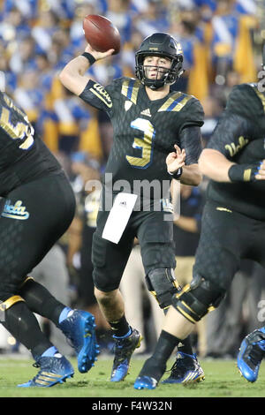 Pasadena, CA. 22. Oktober 2015. UCLA Bruins Quarterback Josh Rosen #3 macht einen Pass versuchen, das Spiel zwischen den Cal Bears und die UCLA Bruins und der Rose Bowl in Pasadena, CA. Fotograf: Peter Joneleit/Cal Sport Media/Alamy Live News Stockfoto