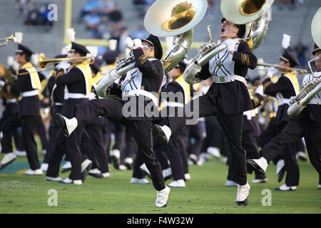 Pasadena, CA. 22. Oktober 2015. Die Cal-Band-Tuba-Spieler zeigen ihre hohen Stufen vor dem Spiel zwischen den Cal Bears und die UCLA Bruins und der Rose Bowl in Pasadena, CA. Fotograf: Peter Joneleit/Cal Sport Media/Alamy Live News Stockfoto