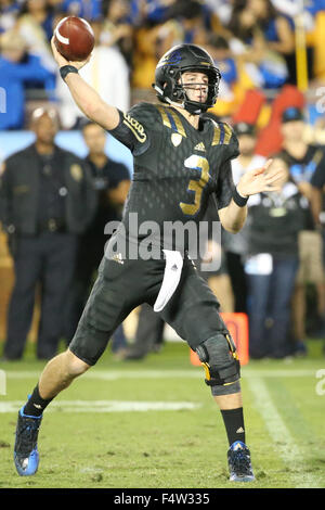 Pasadena, CA. 22. Oktober 2015. UCLA Bruins Quarterback Josh Rosen #3 macht einen Pass versuchen, das Spiel zwischen den Cal Bears und die UCLA Bruins und der Rose Bowl in Pasadena, CA. Fotograf: Peter Joneleit/Cal Sport Media/Alamy Live News Stockfoto