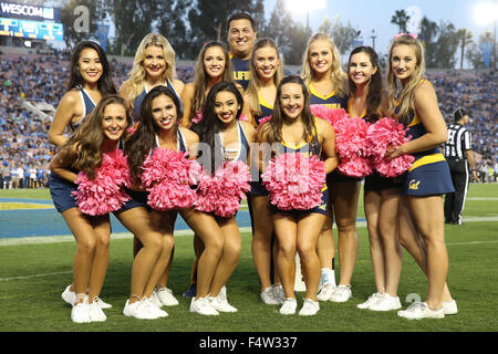 Pasadena, CA. 22. Oktober 2015. Die Cal jubelt Trupps Pose für ein Mannschaftsfoto im Spiel zwischen den Cal Bears und die UCLA Bruins und der Rose Bowl in Pasadena, CA. Fotograf: Peter Joneleit/Cal Sport Media/Alamy Live News Stockfoto