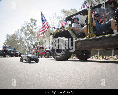 Lake Forest, Kalifornien, USA. 4. Juli 2015. Die amerikanische Flagge Funktionen 50 weiße fünf fünfzackige Sterne Vertreter jedes Staates zusammen mit 13 roten und weißen Balken oder Streifen, eine für jeden der ursprünglichen 13 Kolonien, erscheint in einer Vielzahl von Möglichkeiten landesweit als auch international. Traditionell auf eine Fahnenstange erhoben sowie drapiert auf der Vorderseite eines Gebäudes oder in den Fenstern der Häuser und Geschäfte, die US-Flagge auch in der Art von Kleidung, Hüte, Schuhe, Bumperstickers, Zeichnungen, Flecken und in den Händen von vielen während der Independence Day oder andere patriotischen Veranstaltungen finden Sie in Stockfoto