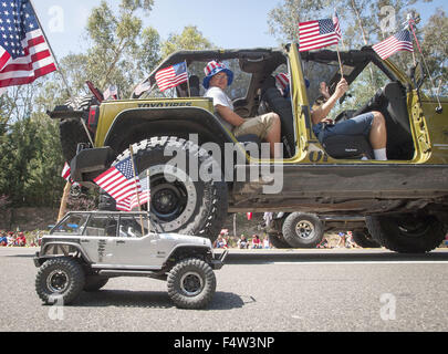 Lake Forest, Kalifornien, USA. 4. Juli 2015. Die amerikanische Flagge Funktionen 50 weiße fünf fünfzackige Sterne Vertreter jedes Staates zusammen mit 13 roten und weißen Balken oder Streifen, eine für jeden der ursprünglichen 13 Kolonien, erscheint in einer Vielzahl von Möglichkeiten landesweit als auch international. Traditionell auf eine Fahnenstange erhoben sowie drapiert auf der Vorderseite eines Gebäudes oder in den Fenstern der Häuser und Geschäfte, die US-Flagge auch in der Art von Kleidung, Hüte, Schuhe, Bumperstickers, Zeichnungen, Flecken und in den Händen von vielen während der Independence Day oder andere patriotischen Veranstaltungen finden Sie in Stockfoto