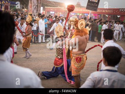 Neu-Delhi, Indien. 22. Oktober 2015. Darsteller durchführen während das Dussehra-fest in Neu-Delhi, Indien, 22. Oktober 2015. Dussehra-fest erinnert an den Sieg der Hindu-Gott Rama über Ravana. Das Verbrennen von Bildnissen von Ravana, bedeutet den Sieg des guten über das Böse, bringt die Feierlichkeiten zu Ende. Bildnachweis: Bi Xiaoyang/Xinhua/Alamy Live-Nachrichten Stockfoto