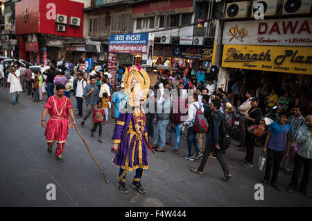 Neu-Delhi, Indien. 22. Oktober 2015. Darsteller-Parade anlässlich Dussehra in Neu-Delhi, Indien, 22. Oktober 2015. Dussehra-fest erinnert an den Sieg der Hindu-Gott Rama über Ravana. Das Verbrennen von Bildnissen von Ravana, bedeutet den Sieg des guten über das Böse, bringt die Feierlichkeiten zu Ende. Bildnachweis: Bi Xiaoyang/Xinhua/Alamy Live-Nachrichten Stockfoto