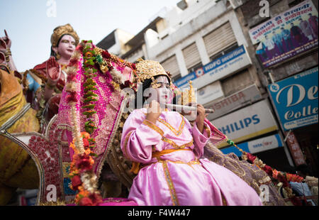 Neu-Delhi, Indien. 22. Oktober 2015. Darsteller-Parade anlässlich Dussehra in Neu-Delhi, Indien, 22. Oktober 2015. Dussehra-fest erinnert an den Sieg der Hindu-Gott Rama über Ravana. Das Verbrennen von Bildnissen von Ravana, bedeutet den Sieg des guten über das Böse, bringt die Feierlichkeiten zu Ende. Bildnachweis: Bi Xiaoyang/Xinhua/Alamy Live-Nachrichten Stockfoto