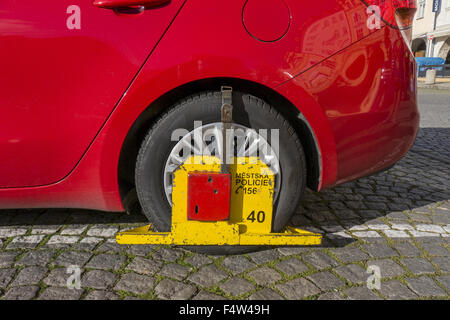 Rad-Klemme von der Polizei auf ein Auto, Budweis, Böhmen, Tschechische Republik, Europa Stockfoto