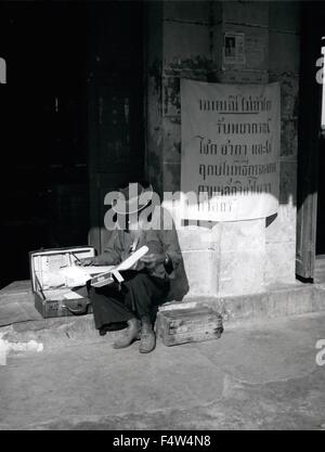 1962 - Astrologen sind Teil der Thailand-Szene. Ein Alter bärtiger Astrologe sinniert über seine Berechnungen. Astrologie spielt eine große Rolle im siamesischen Leben, aber diejenigen, die Vorhersagen, dass die guten Dinge im Leben sind immer ein Astrologe Beratung, zur Bestimmung der günstigsten Zeitpunkt und Ort. Die Siamesen haben eine ständige Suche nach Glück: charmante Thailanders sind große Gläubige Charme. Obwohl der Buddhismus Staatsreligion von Thailand ist, stellt es viele einzigartige Funktionen, die es von Buddhismus in anderen Ländern unterscheiden. Seltsam genug, verbundenen die meisten Bräuche und Zeremonien Witz Stockfoto