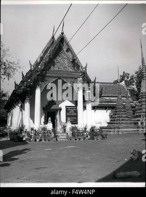 1962 - Glück bedeutet alles in Siam. In Thailand wird jeden toten König eine Gottheit. Nur wenige sind mehr als König Chulalongorn, der Musterschüler von Anna Leonowens, die Englisch-Lehrerin am Hof von König Mongkut respektiert. Seinem Schrein enthält ein Bild des toten Königs vor, die Leute kommen, um Angebote zu machen. Fotografie mit verboten. Die Siamesen haben eine ständige Suche nach Glück: charmante Thailanders sind große glaubt an Charme, obwohl der Buddhismus ist Staatsreligion von Thailand, es Precents viele einzigartige Funktionen, die es von Buddhismus in anderen Ländern unterscheiden. Seltsam genug, die meisten Stockfoto