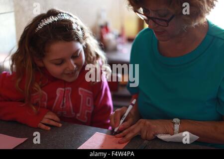 Clearwater, Florida, USA. 23. Dezember 2013. Eine Großmutter lehrt ihre Enkelin Schreibfähigkeiten. © Ruaridh Stewart/ZUMA Wire/ZUMAPRESS.com/Alamy Live-Nachrichten Stockfoto