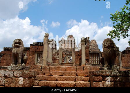 Ost-Mebon großen, dreistöckigen Tempel-Berg von fünf Türmen gekrönt. Angkor archäologischer Park, Siem Reap, Kambodscha. Stockfoto