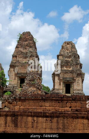 Ost-Mebon großen, dreistöckigen Tempel-Berg von fünf Türmen gekrönt. Angkor archäologischer Park, Siem Reap, Kambodscha. Stockfoto