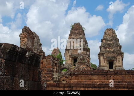 Ost-Mebon großen, dreistöckigen Tempel-Berg von fünf Türmen gekrönt. Angkor archäologischer Park, Siem Reap, Kambodscha. Stockfoto