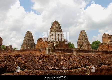 Ost-Mebon großen, dreistöckigen Tempel-Berg von fünf Türmen gekrönt. Angkor archäologischer Park, Siem Reap, Kambodscha. Stockfoto