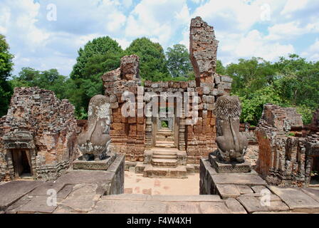 Ost-Mebon großen, dreistöckigen Tempel-Berg von fünf Türmen gekrönt. Angkor archäologischer Park, Siem Reap, Kambodscha. Stockfoto