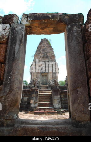 Ost-Mebon großen, dreistöckigen Tempel-Berg von fünf Türmen gekrönt. Angkor archäologischer Park, Siem Reap, Kambodscha. Stockfoto