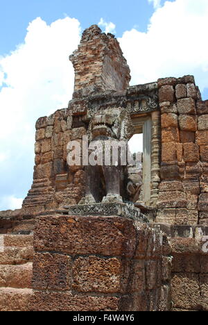 Ost-Mebon großen, dreistöckigen Tempel-Berg von fünf Türmen gekrönt. Angkor archäologischer Park, Siem Reap, Kambodscha. Stockfoto