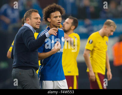 Gelsenkirchen, Deutschland. 22. Oktober 2015. Schalke Trainer Andre Breitenreiter (l) gibt Ratschläge für Spieler Leroy Sane (r) während der Fußball-UEFA Europa League Gruppe K match zwischen FC Schalke 04 und AC Sparta Prag in der Veltins Arena in Gelsenkirchen, Deutschland, 22. Oktober 2015. Foto: GUIDO KIRCHNER/Dpa/Alamy Live News Stockfoto