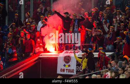 Gelsenkirchen, Deutschland. 22. Oktober 2015. Prag-Fans feiern das Ziel 1:1 mit einem bengalischen Licht während der UEFA Europa League Gruppe K-Fußballspiel zwischen FC Schalke 04 und AC Sparta Prag in der Veltins Arena in Gelsenkirchen, Deutschland, 22. Oktober 2015. Foto: GUIDO KIRCHNER/Dpa/Alamy Live News Stockfoto