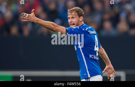 Gelsenkirchen, Deutschland. 22. Oktober 2015. Schlake Benedikt Höwedes in Aktion während der Fußball-UEFA Europa League Gruppe K match zwischen FC Schalke 04 und AC Sparta Prag in der Veltins Arena in Gelsenkirchen, Deutschland, 22. Oktober 2015. Foto: GUIDO KIRCHNER/Dpa/Alamy Live News Stockfoto