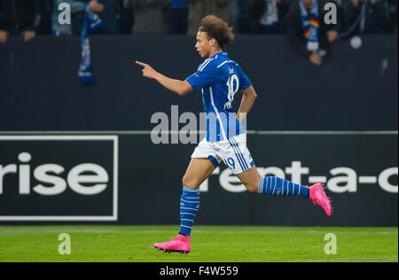 Gelsenkirchen, Deutschland. 22. Oktober 2015. Schalke Leroy Sane feiert sein Tor zum 2:2 in der UEFA Europa League Gruppe K-Fußballspiel zwischen FC Schalke 04 und AC Sparta Prag in der Veltins Arena in Gelsenkirchen, Deutschland, 22. Oktober 2015. Foto: GUIDO KIRCHNER/Dpa/Alamy Live News Stockfoto