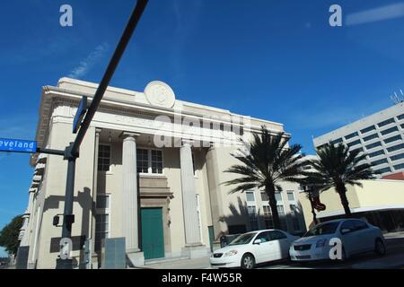 Clearwater, Florida, USA. 23. Dezember 2013. Die ehemalige Clearwater Bank Building, jetzt eine Cafeteria für Scientologen. Das Flag-Gebäude, auch bezeichnet als Super-Power-Gebäude, ist das größte Gebäude in Clearwater, Florida. Es ist im Besitz von der Scientology-Kirche und wurde gebaut, hauptsächlich um die Super-Power-Verschraubung liefern, eine hochrangige Scientology-Schulung sollen Scientologen Verwendung aller ihrer 57 'Perceptics' oder Sinne trainieren. Im Inneren des Gebäudes befinden, Schulungsräumen, Kursräume, Theater und verschiedene Geräte sollen "Perceptics", einschließlich einer Zeit m testen Stockfoto