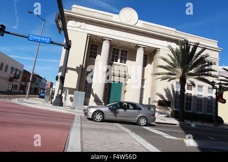 Clearwater, Florida, USA. 23. Dezember 2013. Die ehemalige Clearwater Bank Building, jetzt eine Cafeteria für Scientologen. Das Flag-Gebäude, auch bezeichnet als Super-Power-Gebäude, ist das größte Gebäude in Clearwater, Florida. Es ist im Besitz von der Scientology-Kirche und wurde gebaut, hauptsächlich um die Super-Power-Verschraubung liefern, eine hochrangige Scientology-Schulung sollen Scientologen Verwendung aller ihrer 57 'Perceptics' oder Sinne trainieren. Im Inneren des Gebäudes befinden, Schulungsräumen, Kursräume, Theater und verschiedene Geräte sollen "Perceptics", einschließlich einer Zeit m testen Stockfoto