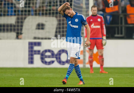 Gelsenkirchen, Deutschland. 22. Oktober 2015. Schalke Benedikt Hoewedes reagiert nach dem Tor bei 1:2 in der UEFA Europa League Gruppe K-Fußballspiel zwischen FC Schalke 04 und AC Sparta Prag in der Veltins Arena in Gelsenkirchen, Deutschland, 22. Oktober 2015. Foto: GUIDO KIRCHNER/Dpa/Alamy Live News Stockfoto