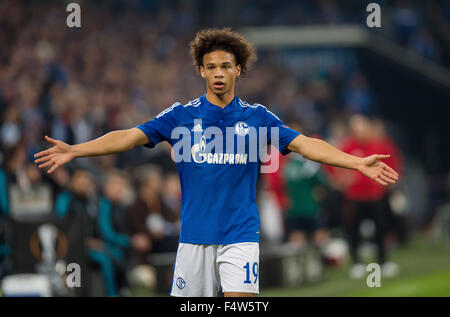 Gelsenkirchen, Deutschland. 22. Oktober 2015. Schalke Leroy Sane steht auf dem Feld nach der UEFA Europa League Gruppe K-Fußball-match zwischen FC Schalke 04 und AC Sparta Prag in der Veltins Arena in Gelsenkirchen, Deutschland, 22. Oktober 2015. Das Spiel endete 2:2. Foto: GUIDO KIRCHNER/Dpa/Alamy Live News Stockfoto