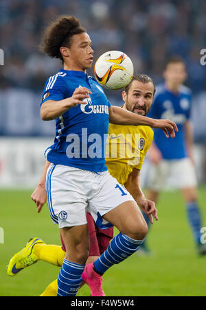 Gelsenkirchen, Deutschland. 22. Oktober 2015. Schalke Leroy Sane (vorne) und Prager Petr Jiracek (hinten) wetteifern um die Kugel während der UEFA Europa League Gruppe K-Fußballspiel zwischen FC Schalke 04 und AC Sparta Prag in der Veltins Arena in Gelsenkirchen, Deutschland, 22. Oktober 2015. Foto: GUIDO KIRCHNER/Dpa/Alamy Live News Stockfoto