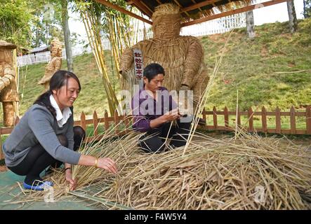 Der Provinz Hunan Changsha, China. 23. Oktober 2015. Dorfbewohner weben Stroh während einer Stroh-Installationen-Wettbewerb in Gugang County Liuyang City, Zentral-China Provinz Hunan, 23. Oktober 2015 statt. Bildnachweis: Li Ga/Xinhua/Alamy Live-Nachrichten Stockfoto