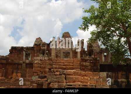 Ost-Mebon großen, dreistöckigen Tempel-Berg von fünf Türmen gekrönt. Angkor archäologischer Park, Siem Reap, Kambodscha. Stockfoto