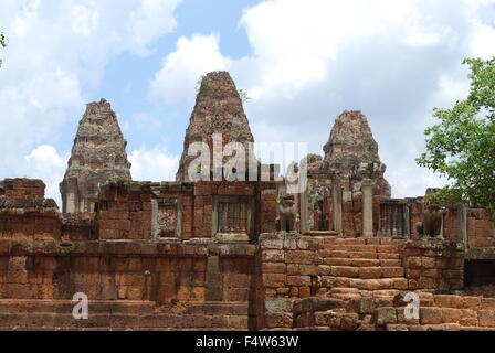 Ost-Mebon großen, dreistöckigen Tempel-Berg von fünf Türmen gekrönt. Angkor archäologischer Park, Siem Reap, Kambodscha. Stockfoto