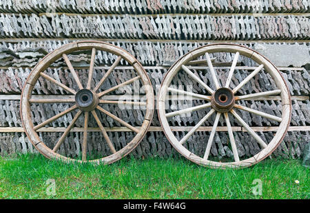 zwei Räder aus den alten Wagen Stockfoto