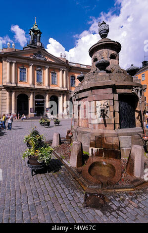 Schweden Stockholm Stortorget Platz mit Brunnen und Börse in Gamla Stan, die Altstadt Stockfoto