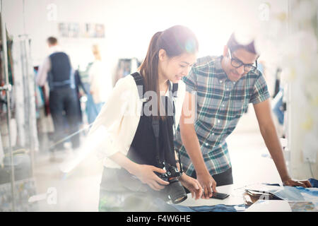 Fotograf und Modedesigner Beweise im sonnigen Büro anzeigen Stockfoto