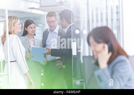 Business-Leute, die reden im Konferenzraum Stockfoto