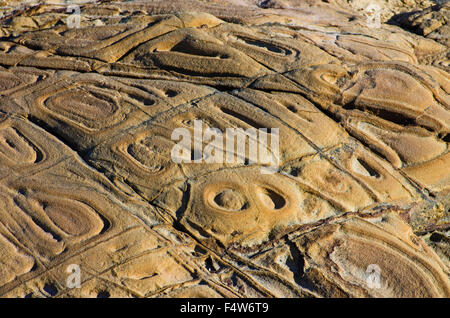 Seltsame Designs auf den Felsen gebildet durch die Erosion von Wind und Wasser Stockfoto